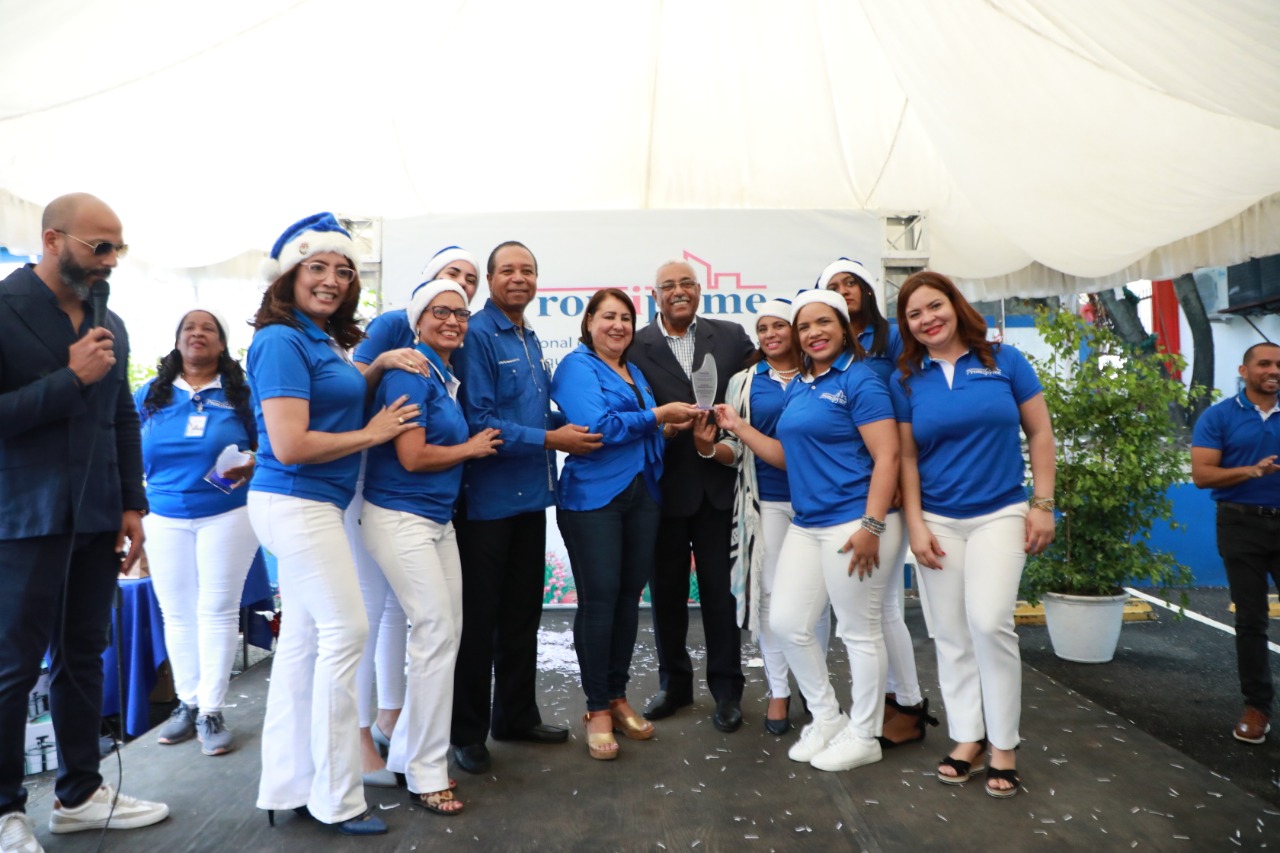 Servicios Generales entrega premios concurso “Decorando mi Oficina en  Navidad”.